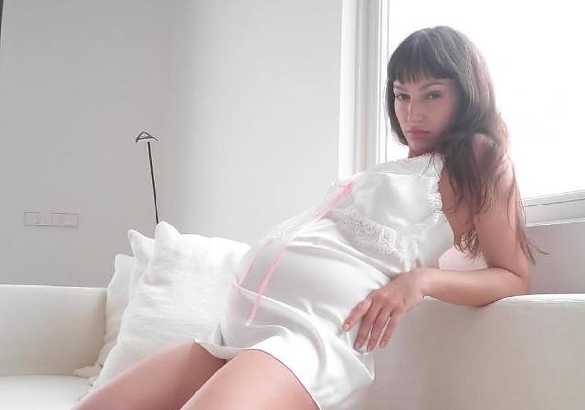 Úrsula Corberó, luciendo tripa.