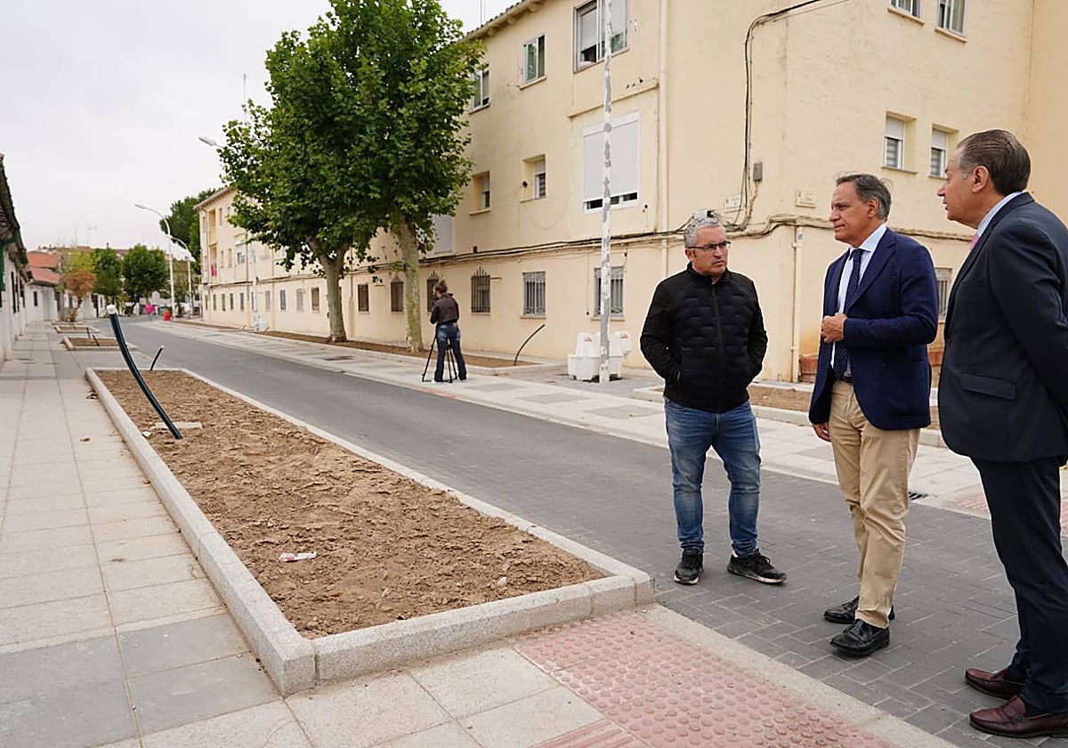 Luis Sánchez, Carlos García Carbayo y Fernando Carabias, en la visita al barrio La Vega este miércoles.