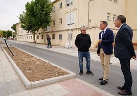 Luis Sánchez, Carlos García Carbayo y Fernando Carabias, en la visita al barrio La Vega este miércoles.