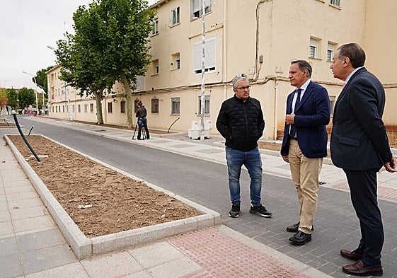 Luis Sánchez, Carlos García Carbayo y Fernando Carabias, en la visita al barrio La Vega este miércoles.