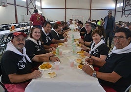 Una de las peñas durante la comida