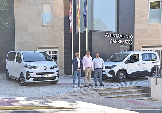 El alcalde, Claudio del Río (en el centro), junto a representantes de la marca fabricante de las furgonetas en el acto de presentación.
