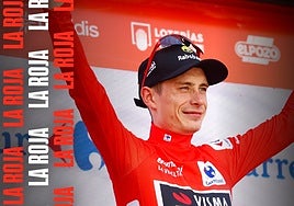 Imagen de Jonas Vingegaard en el podio de Valladolid con el maillot rojo.