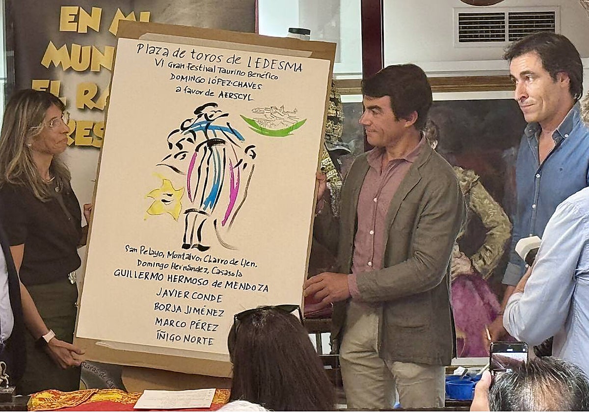 Patricia Gálvez, López Chaves y el artista David García, con la obra que ilustrará el cartel del festival.