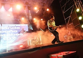 El grupo vallisoletano realizó un amplio recorrido por sus temas de toda la vida en la Plaza Mayor.