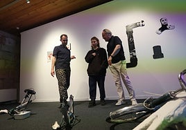 El vicedecano Diego del Pozo, la artista Nenyure Llames y el coordinador Aquilino González.