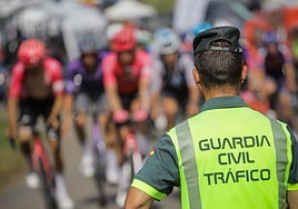 Un agente de la Guardia Civil, controlando el paso el pelotón en la presente edición.