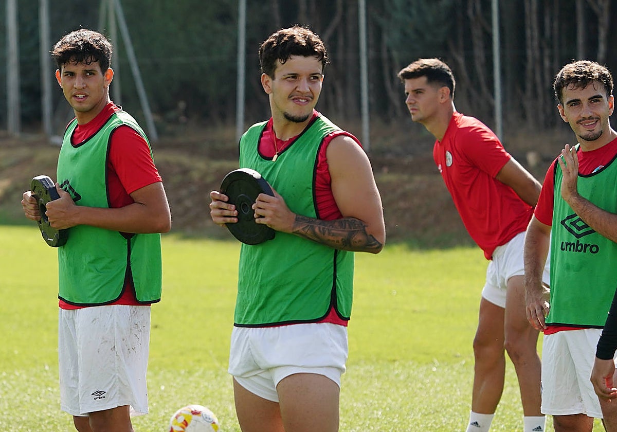 Abraham José Nóbrega (en el centro) se ejercita durante una sesión de entrenamiento.