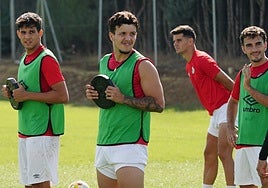 Abraham José Nóbrega (en el centro) se ejercita durante una sesión de entrenamiento.