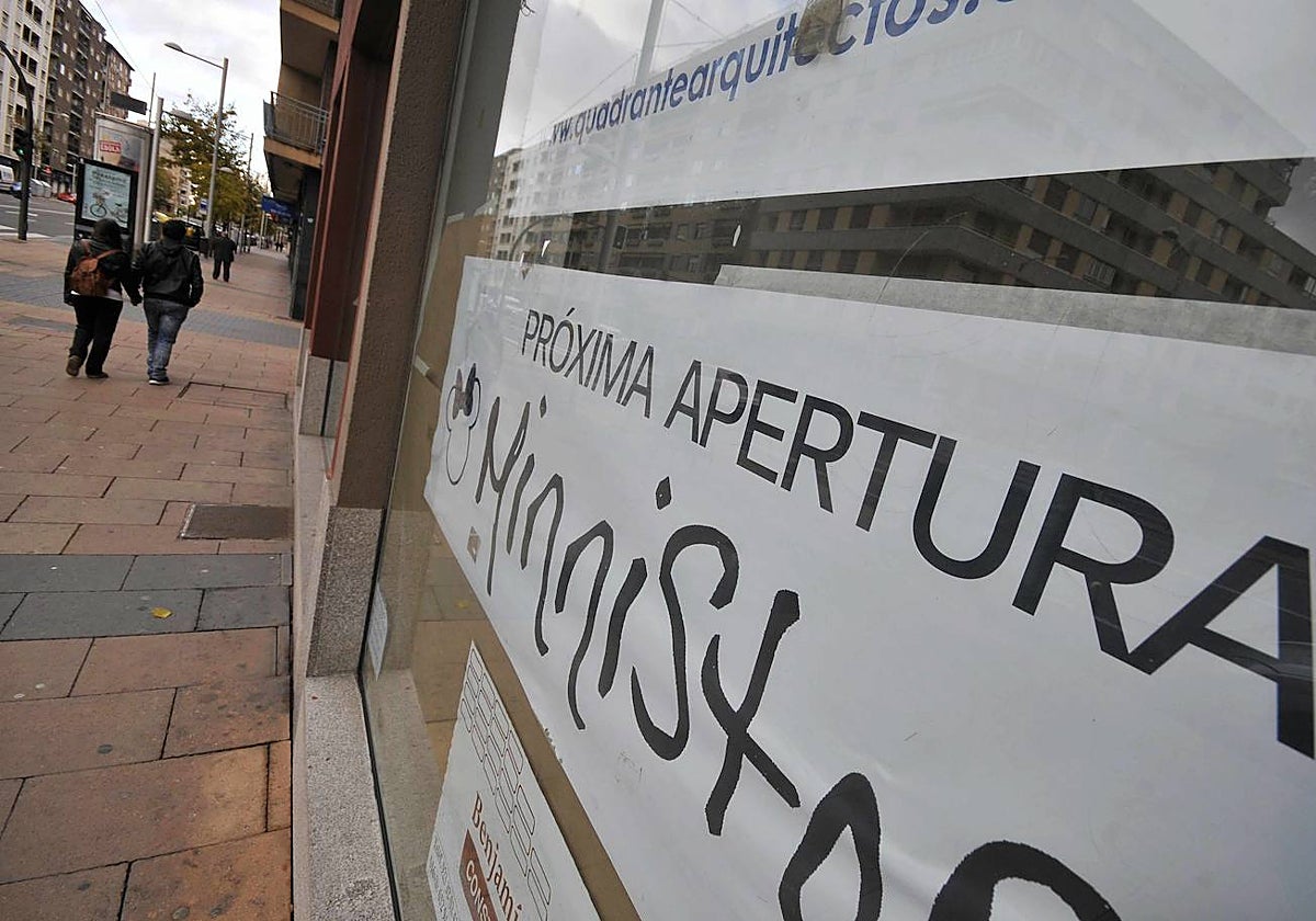 Cartel de próxima apertura en un escaparate.