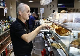 Un trabajador del sector de hostelería.