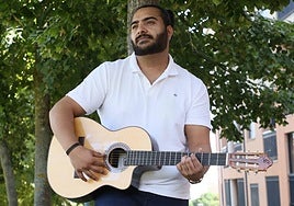 Diego Jiménez junto a su inseparable guitarra.