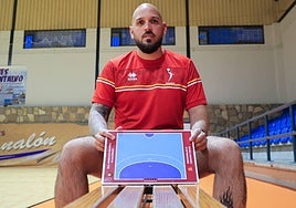 Martín Rechimón, entrenador del BM Salamanca, sostiene una pizarra antes de un entrenamiento.