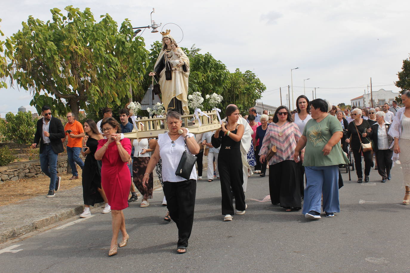 Trabanca se entrega a la Virgen del Carmen en el primer día de fiestas
