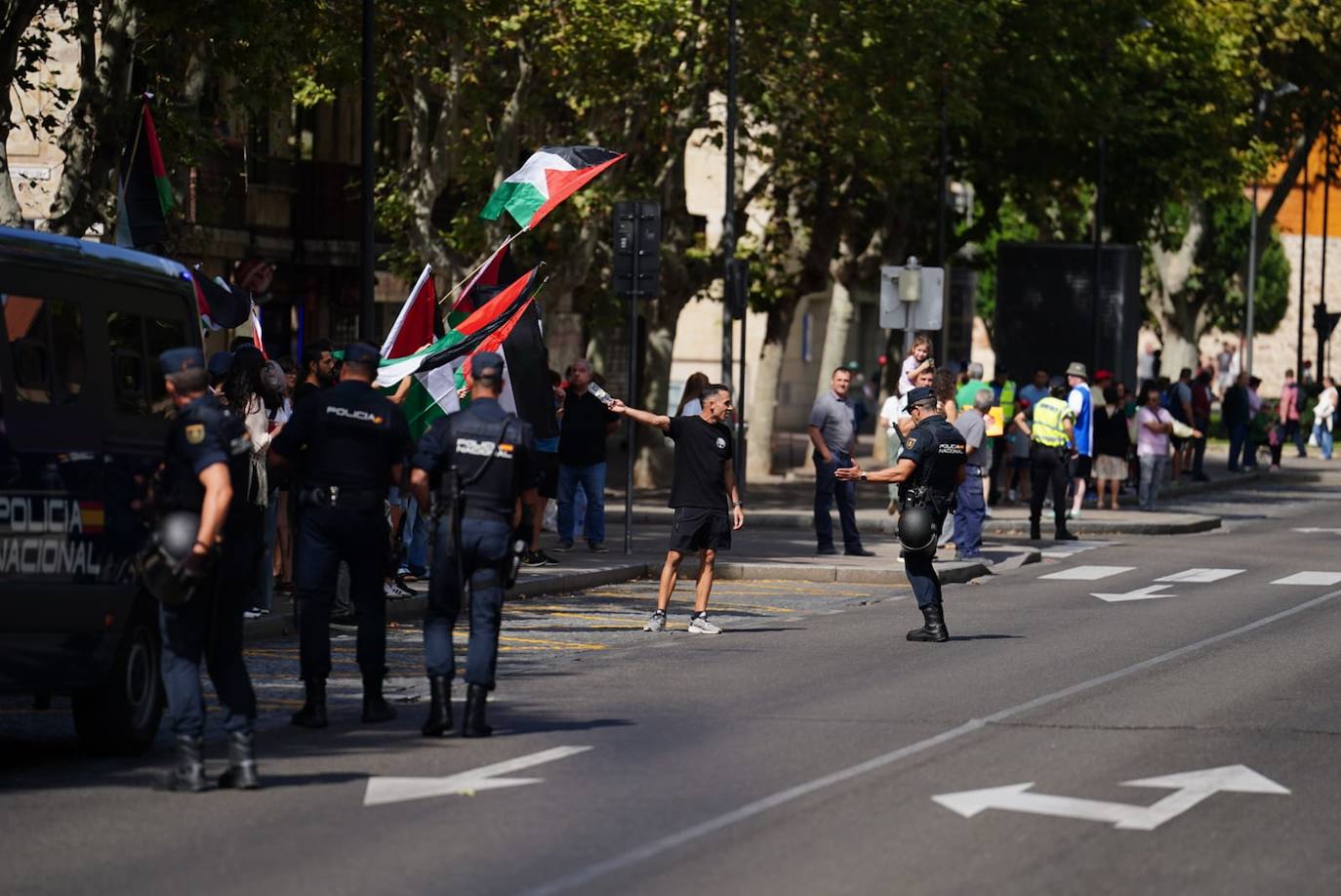 Mucha seguridad, protestas, y afición por el ciclismo: todas las imágenes de La Vuelta en Salamanca