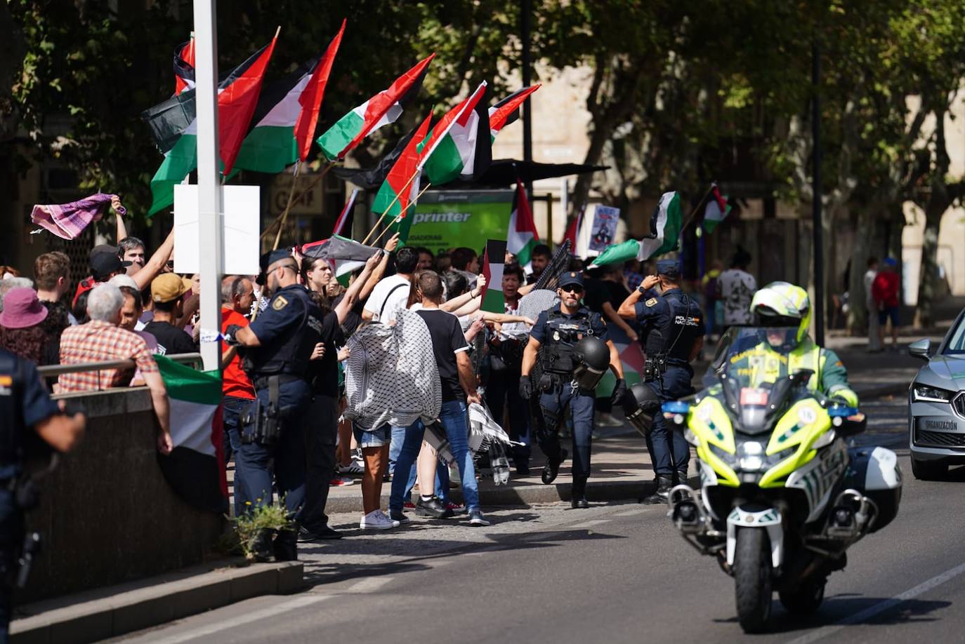 Mucha seguridad, protestas, y afición por el ciclismo: todas las imágenes de La Vuelta en Salamanca