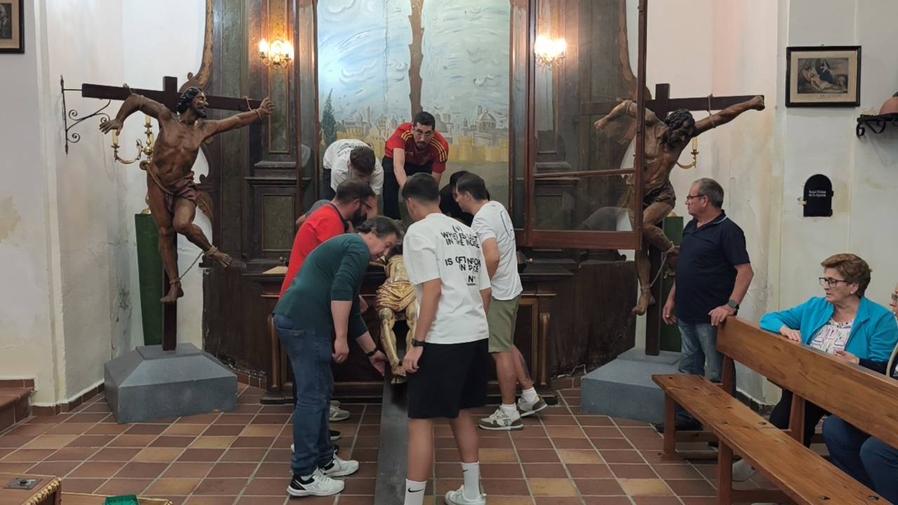 Emocionante bajada del Cristo de la Agonía en Peñaranda