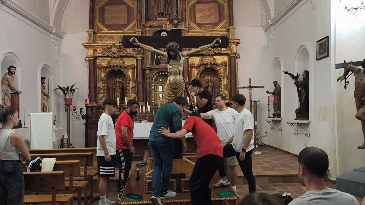 Emocionante bajada del Cristo de la Agonía en Peñaranda