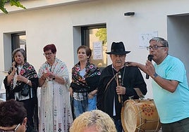 El presidente de la asociación de mayores de Peñaranda, Joaquín Delgado, da un mensaje de bienvenida