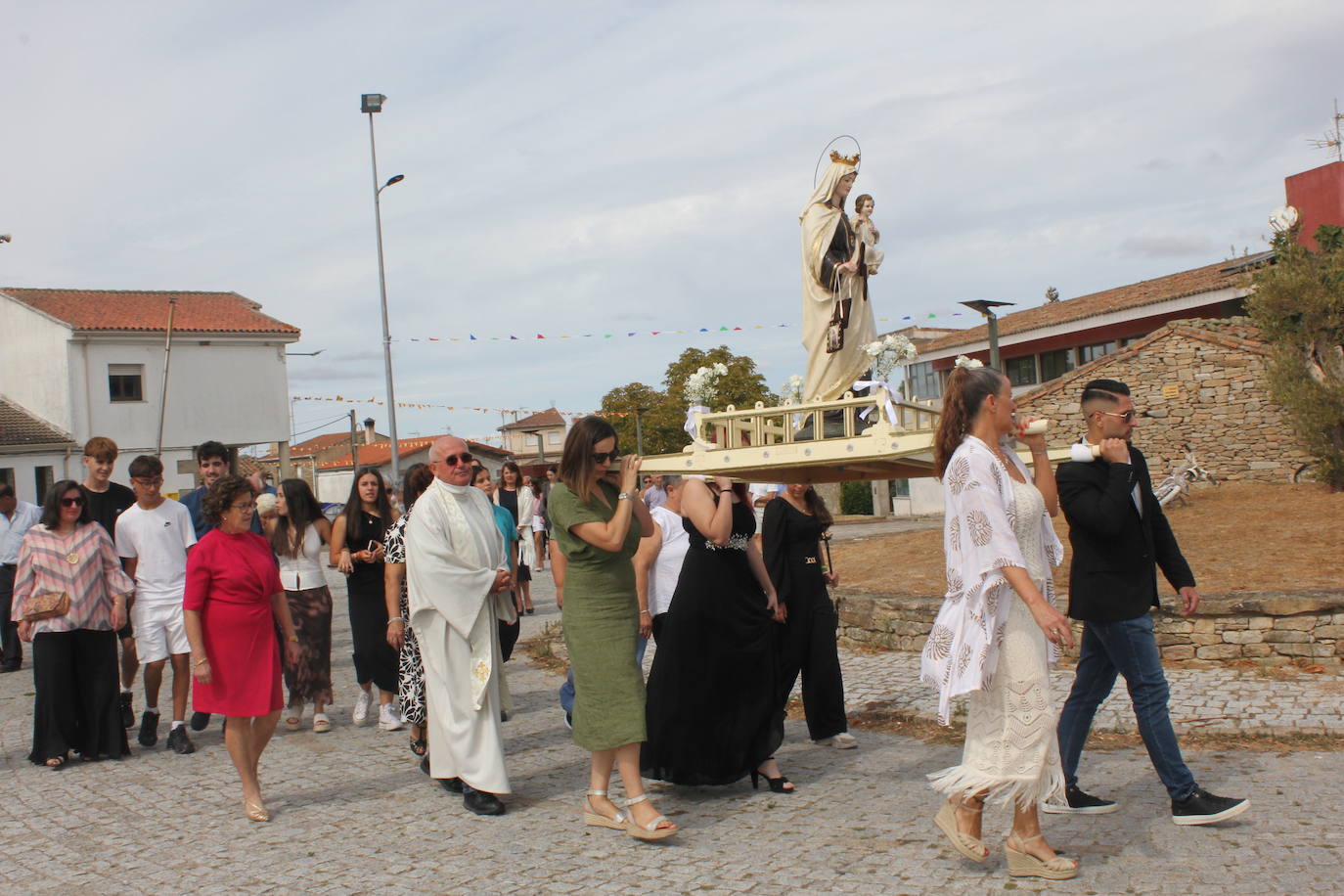 Trabanca se entrega a la Virgen del Carmen en el primer día de fiestas