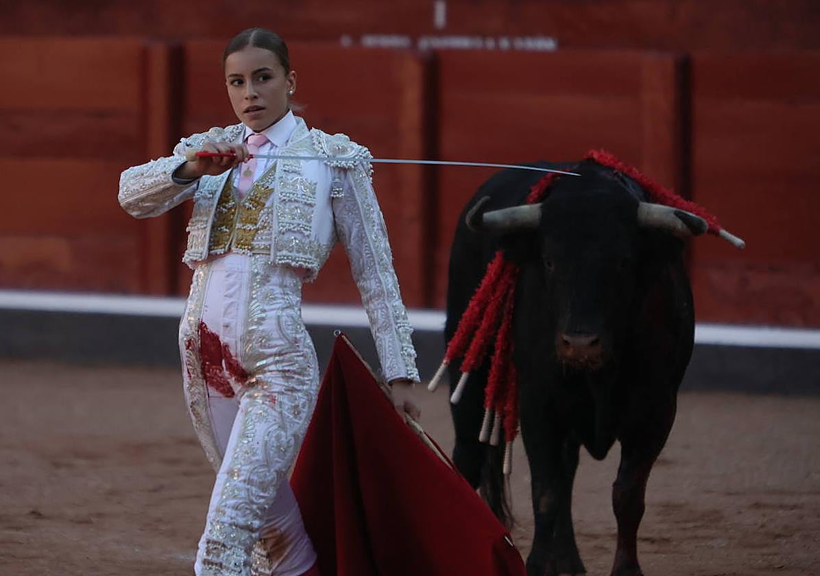 Olga Casado tras una tanda con la muleta a Caporal, el tercero de la tarde.
