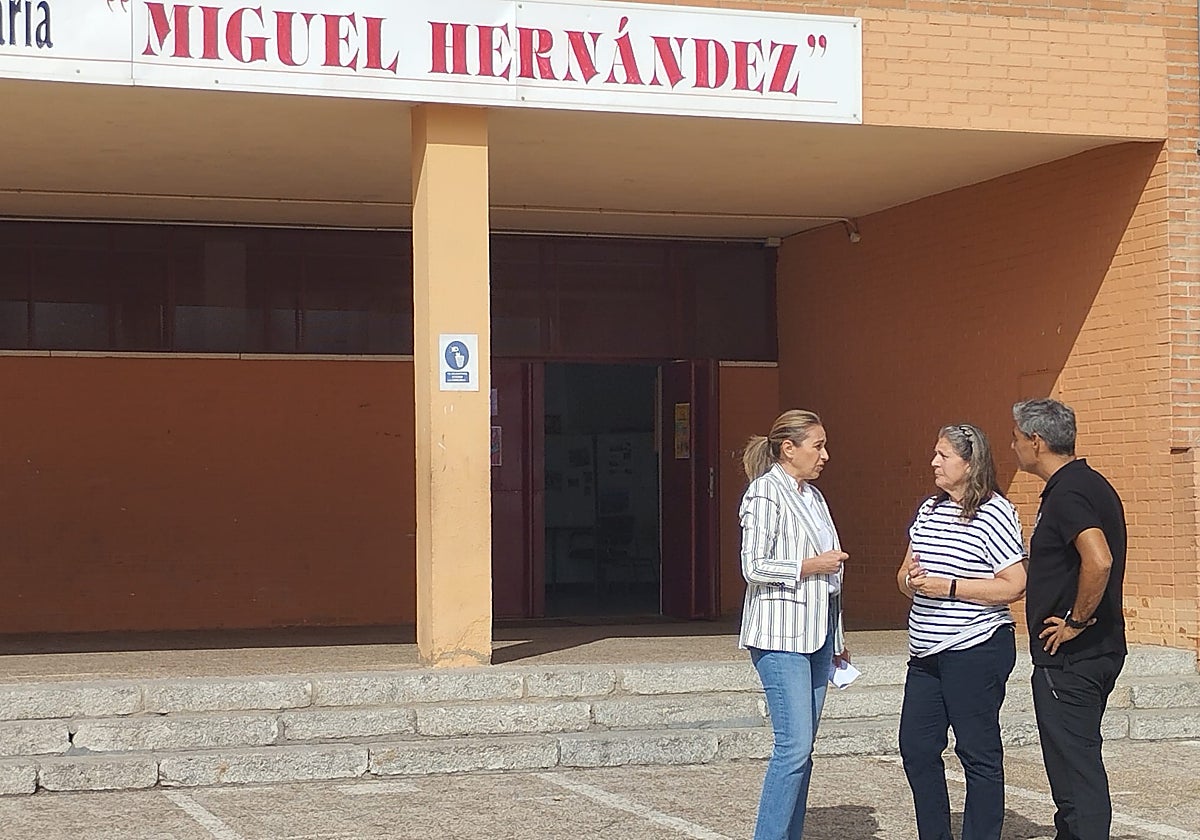 La edil de Obras, Marta Labrador, en el colegio Miguel Hernández.