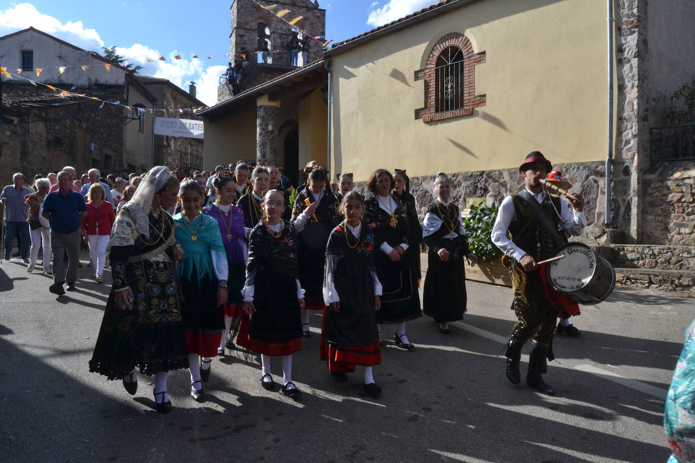 Monsagro cumple con la tradicional subida del Cristo