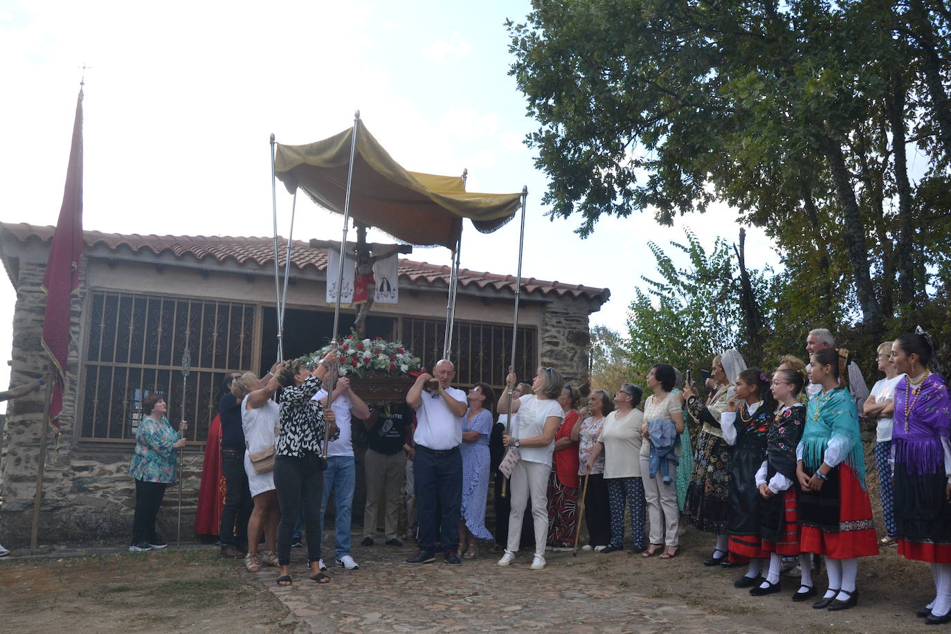 Monsagro cumple con la tradicional subida del Cristo
