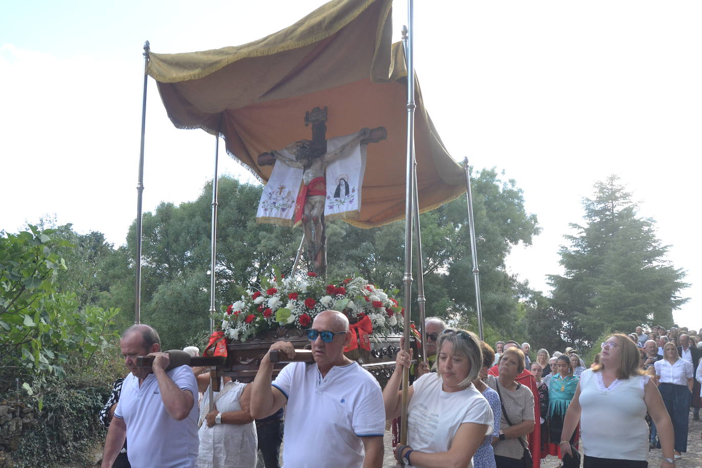 Monsagro cumple con la tradicional subida del Cristo