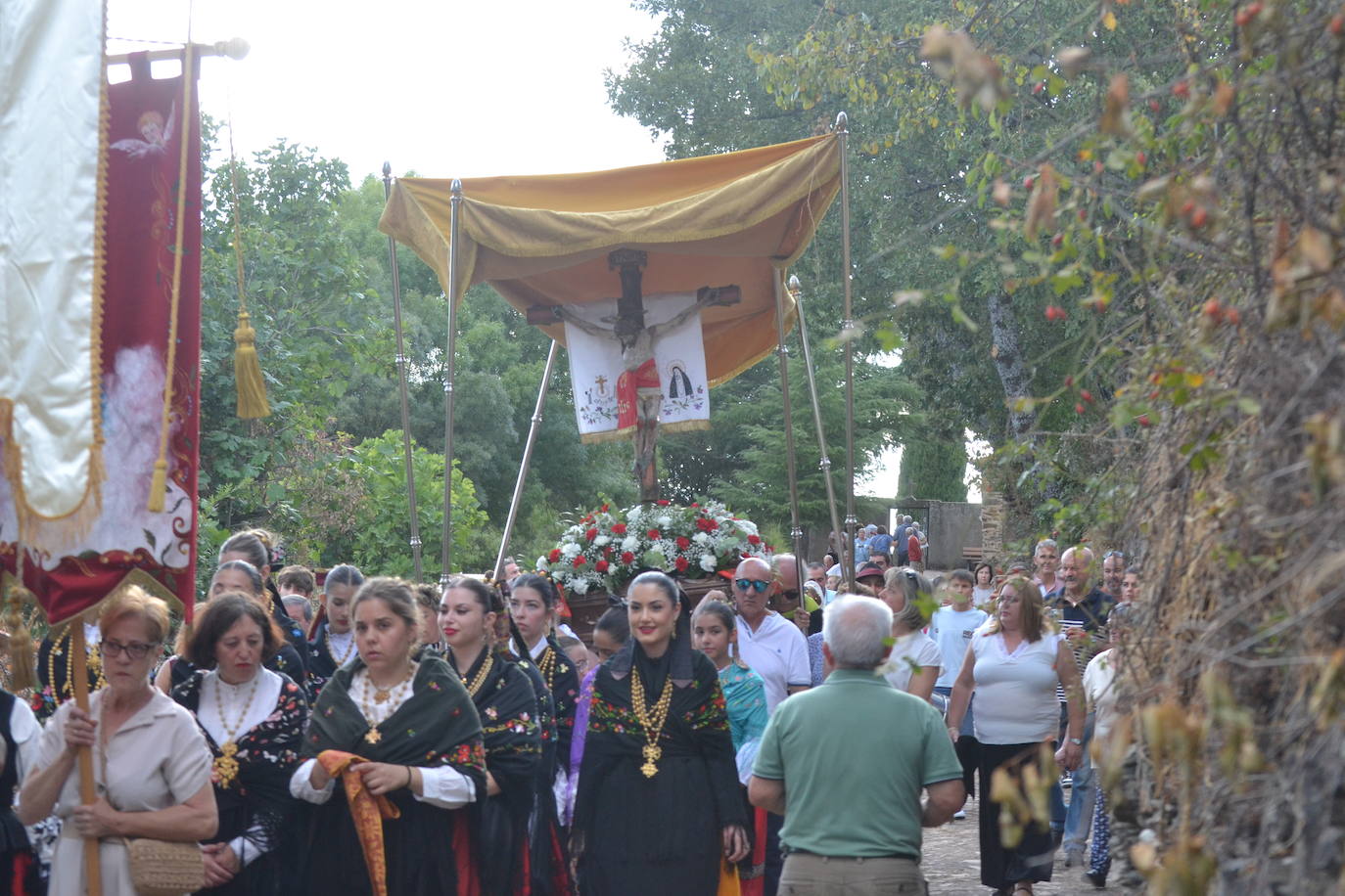 Monsagro cumple con la tradicional subida del Cristo