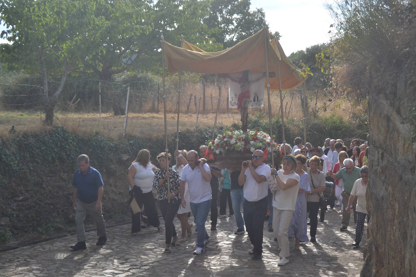 Monsagro cumple con la tradicional subida del Cristo