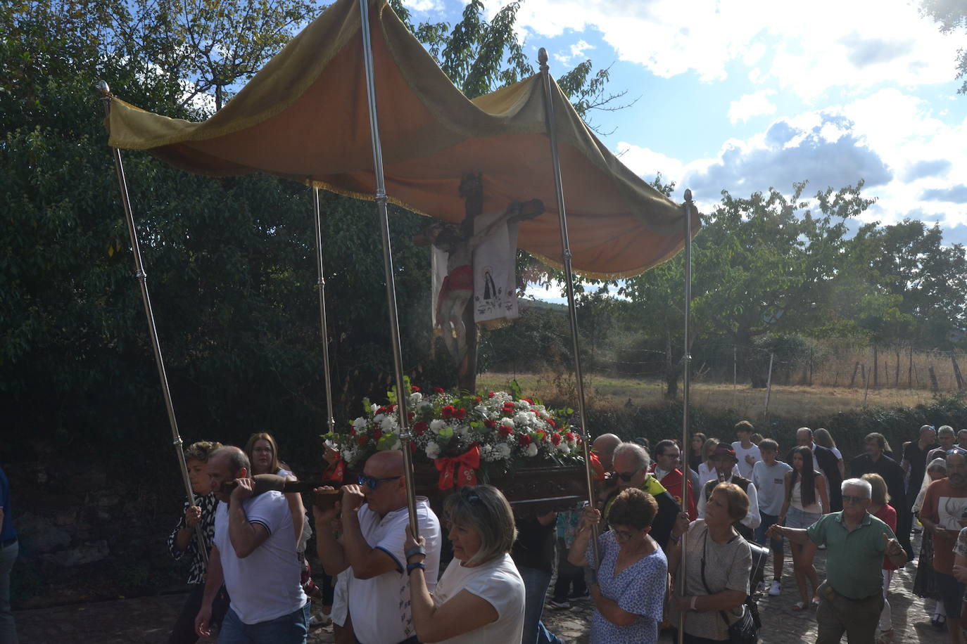 Monsagro cumple con la tradicional subida del Cristo