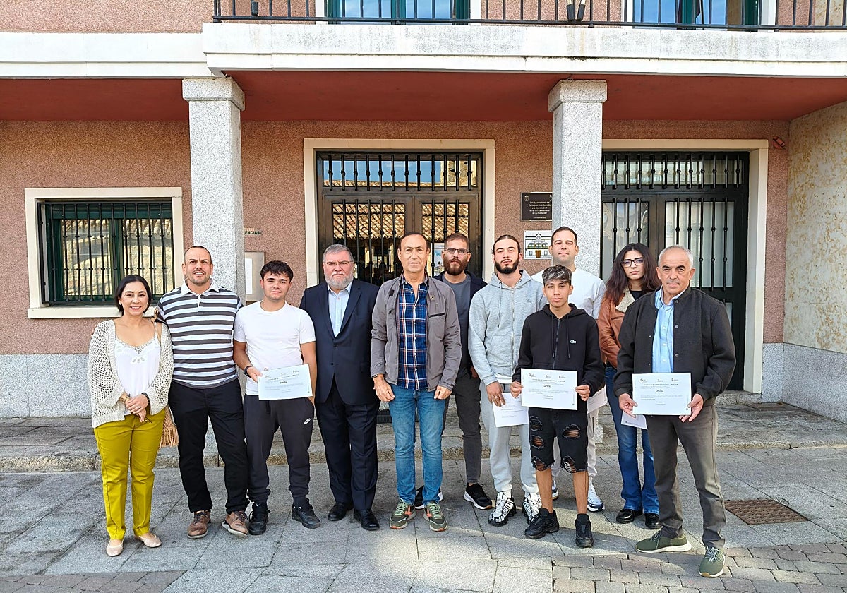 Los alumnos de la AFE, junto a Pedro Samuel Martín y José Álvarez.