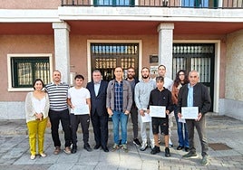 Los alumnos de la AFE, junto a Pedro Samuel Martín y José Álvarez.