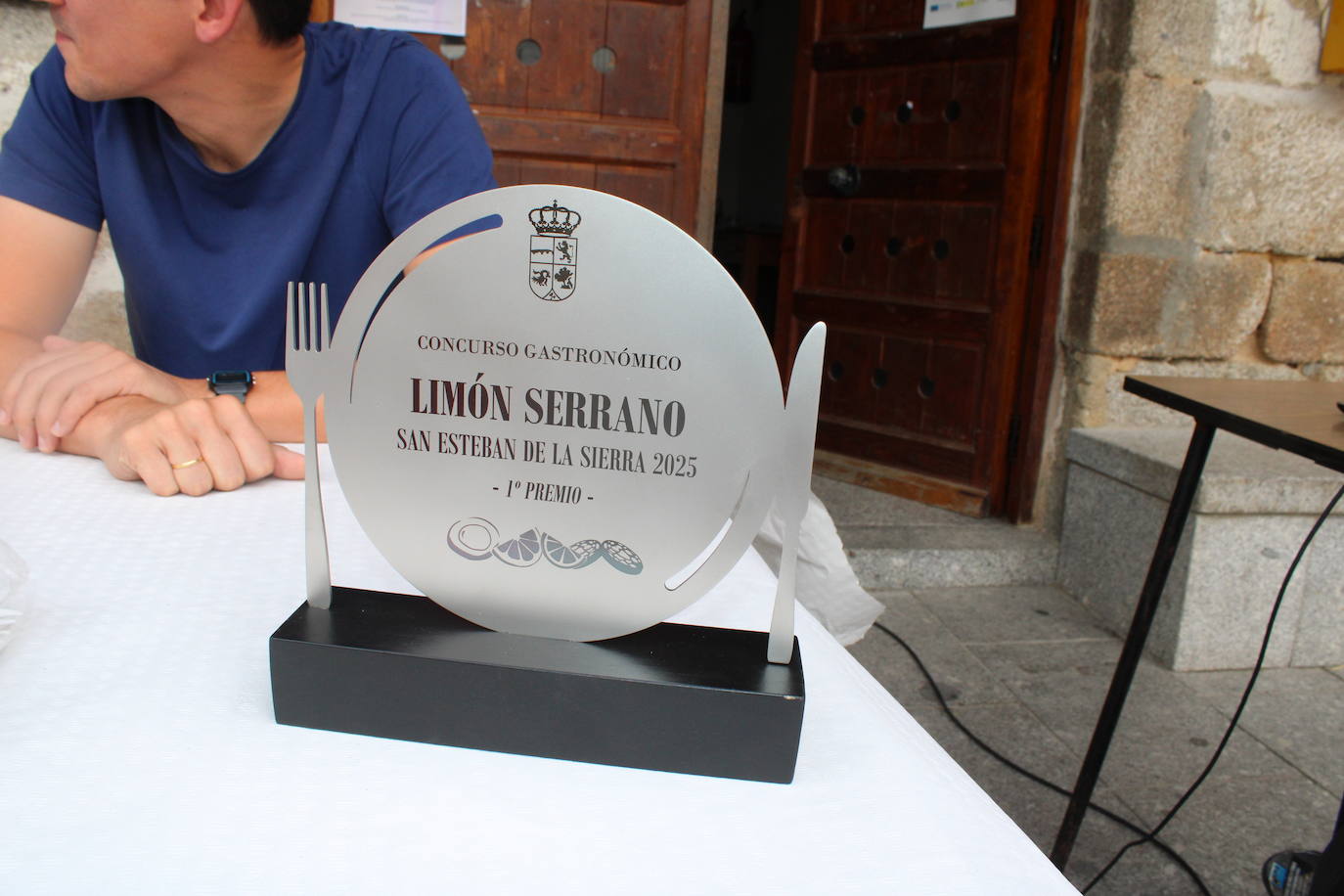 San Esteban de la Sierra saborea el limón y su día de peñas