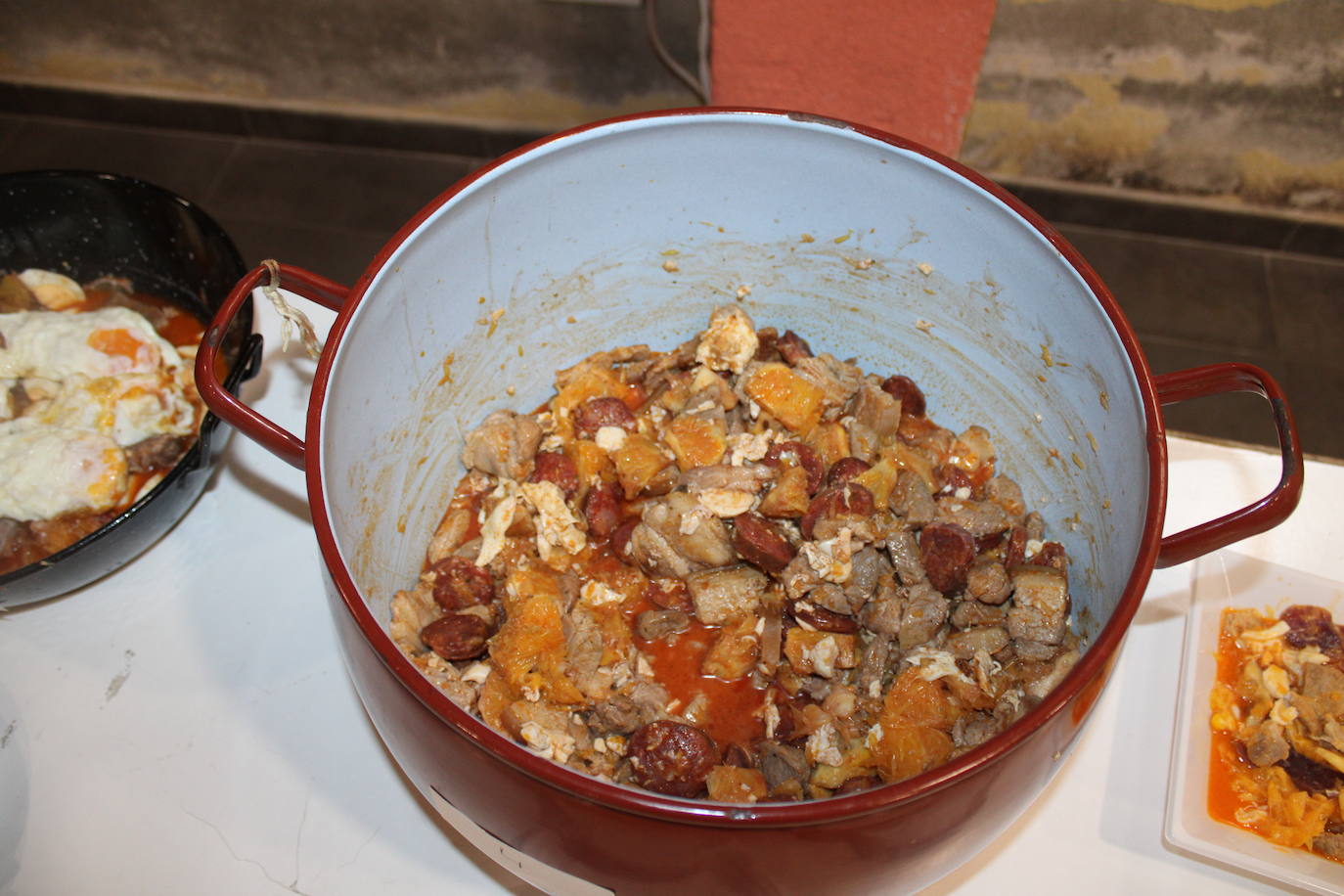 San Esteban de la Sierra saborea el limón y su día de peñas