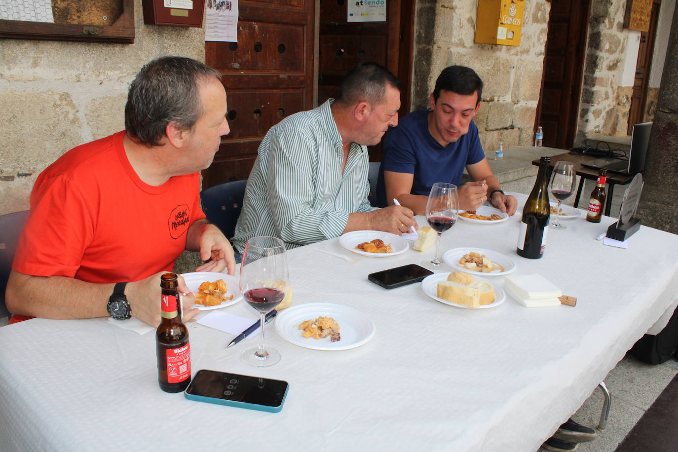 San Esteban de la Sierra saborea el limón y su día de peñas