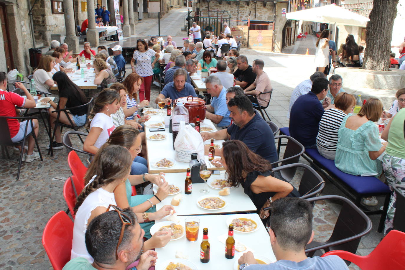 San Esteban de la Sierra saborea el limón y su día de peñas