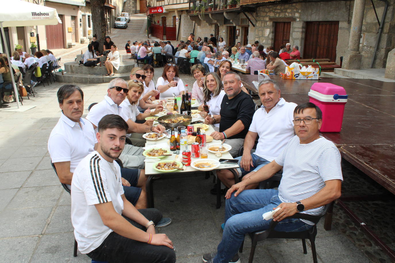 San Esteban de la Sierra saborea el limón y su día de peñas