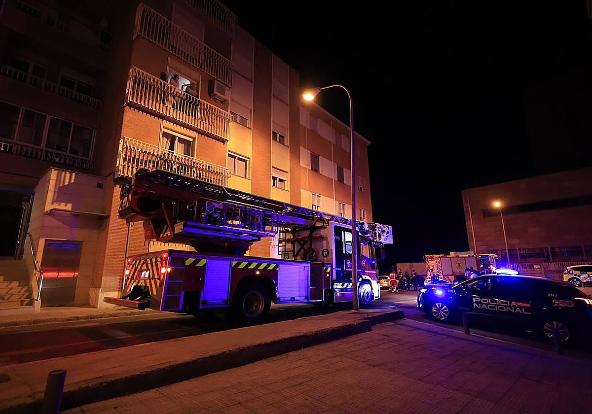 Los Bomberos durante la intervención en la calle Imperial.