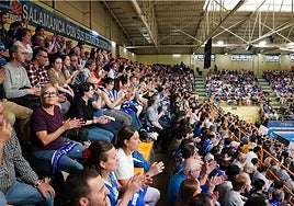 Gradas del Würzburg Silvia Domínguez, repletas de aficionados.