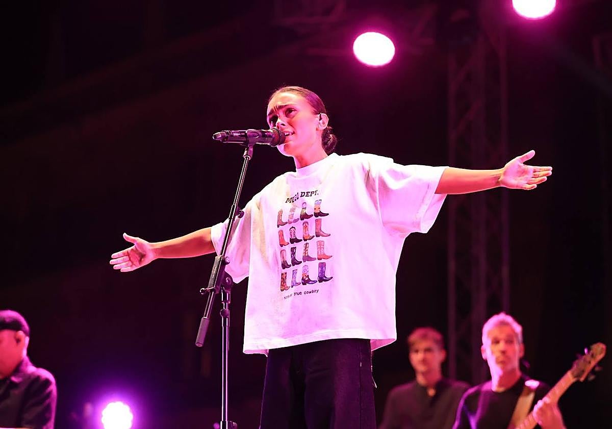 Imagen principal - De viral en TikTok a conquistar la Plaza: la ruta del éxito de Marta Santos