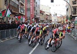 Imagen de los ciclistas llegando a Guijuelo esta tarde de viernes