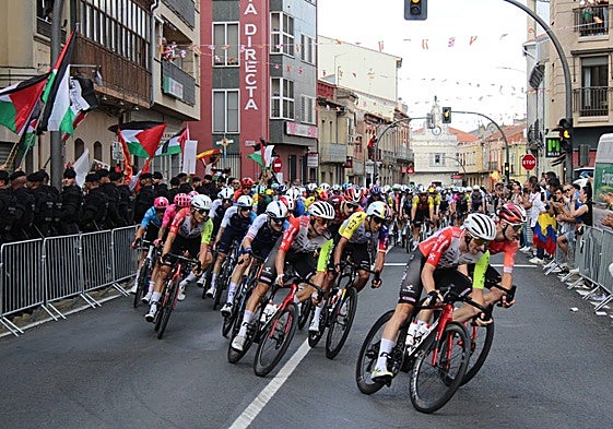 Imagen de los ciclistas llegando a Guijuelo esta tarde de viernes