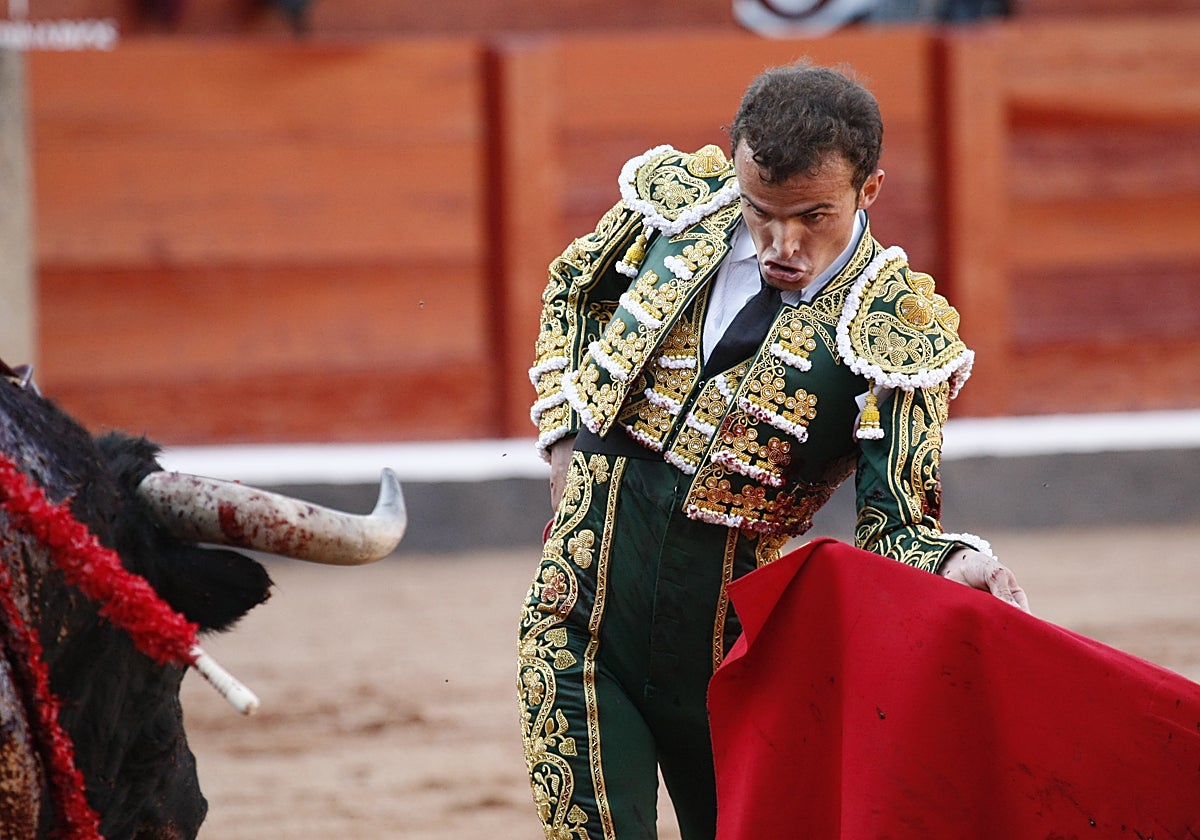 Damián Castaño, ante un toro de Adelaida en La Glorieta.