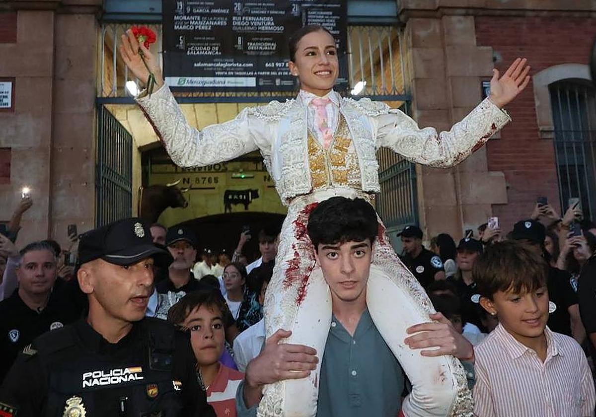 Olga Casado, a hombros en La Glorieta.
