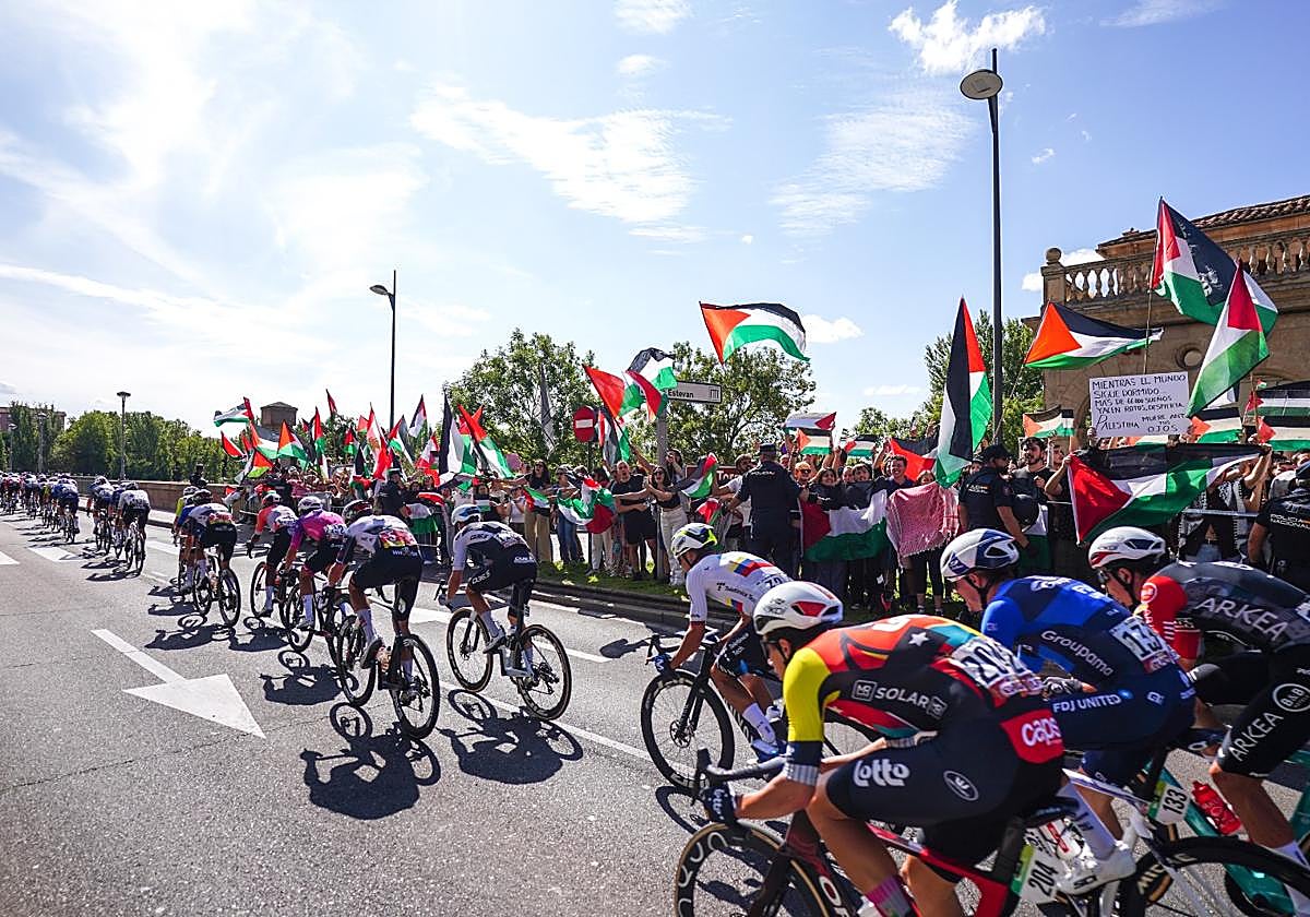 Mucha seguridad, protestas, y afición por el ciclismo: todas las imágenes de La Vuelta en Salamanca