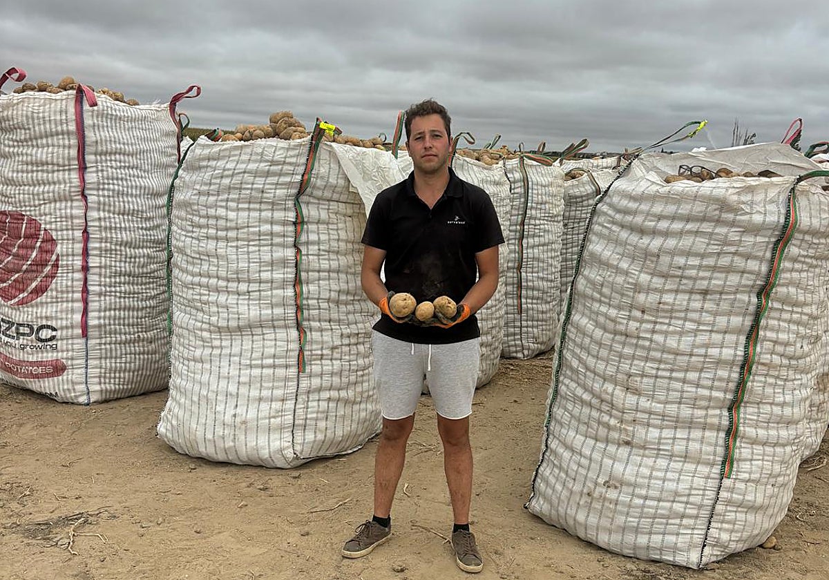 El agricultor Adolfo Carlos Hierro, con patatas ya cosechadas.