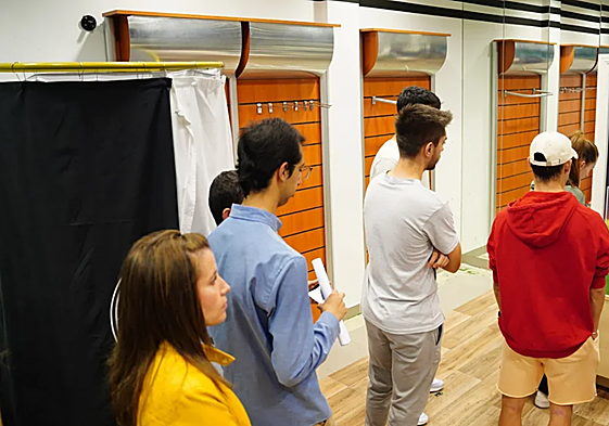 Varios aficionados en la tienda del Salamanca UDS para retirar el carné.