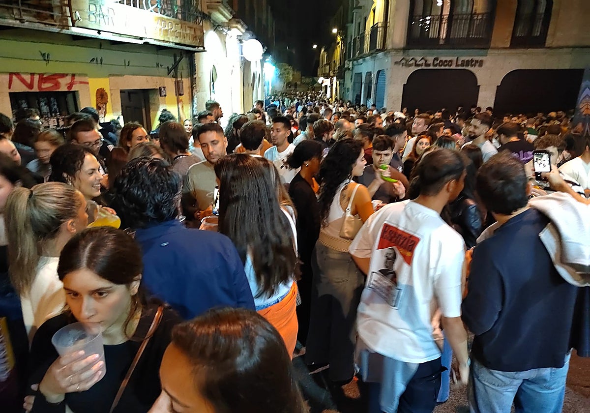 Jóvenes, en la calle Varillas durante la madrugada del viernes.
